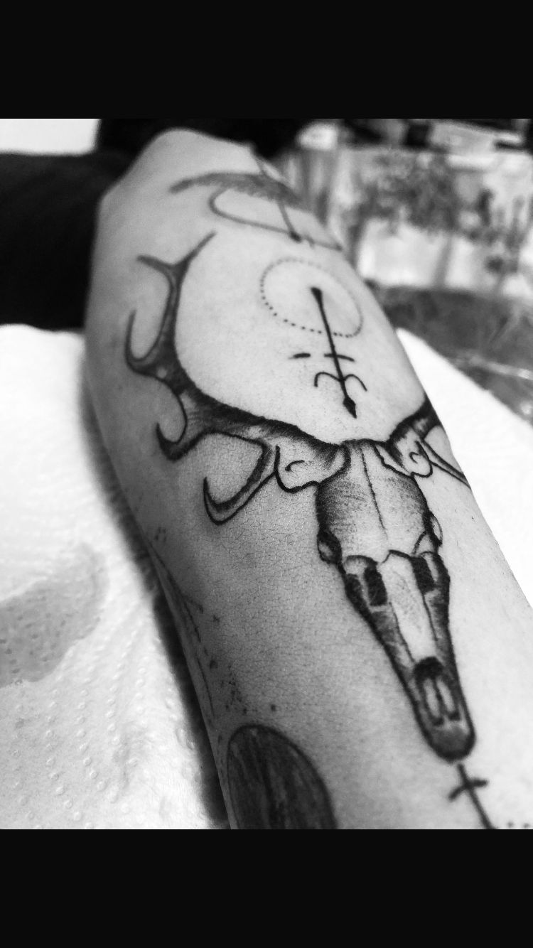 Deer skull fine line forearm
