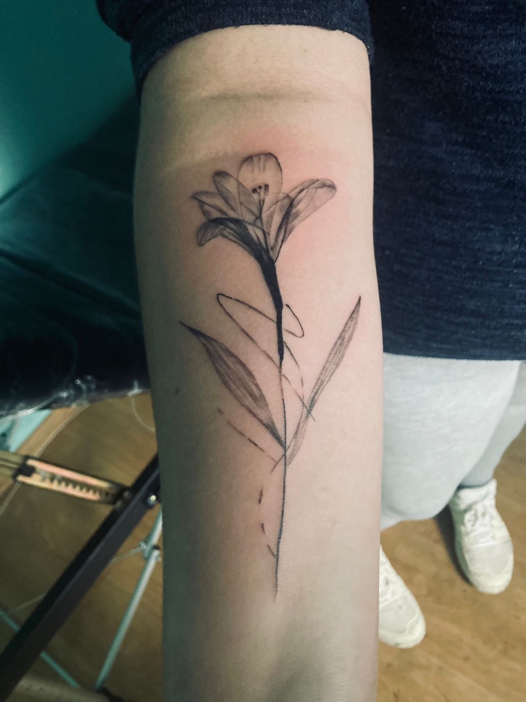 Lily in Line tattoo — OG Tatoo, Enschede